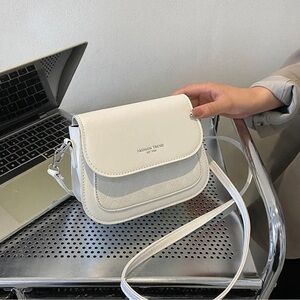 🔥Vintage✨ NWT Chic White Faux Leather Saddle Crossbody Bag - Trendy & Versatile!